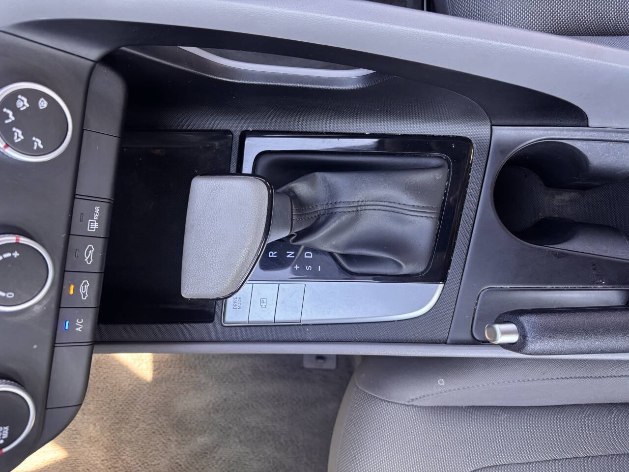 Used 2025 Hyundai Elantra SE FWD image 33