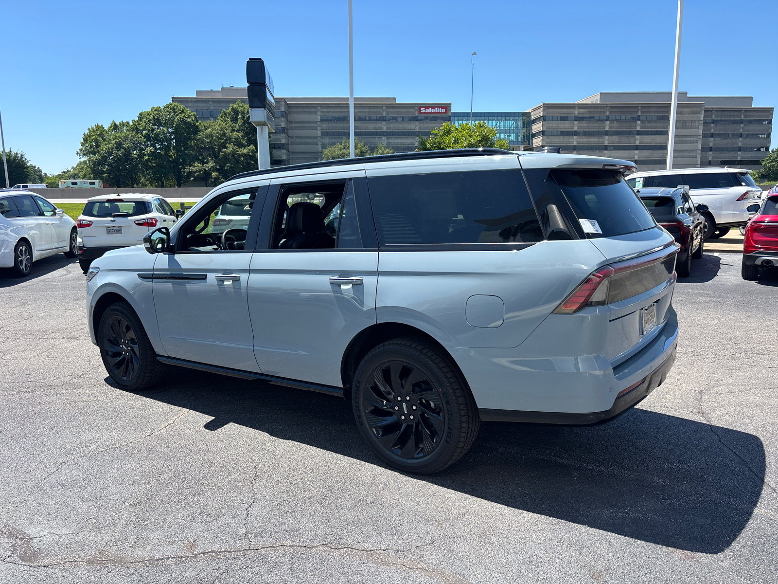 New 2026 Lincoln Navigator Reserve w/ Jet Appearance Package AWD/4WD image 5