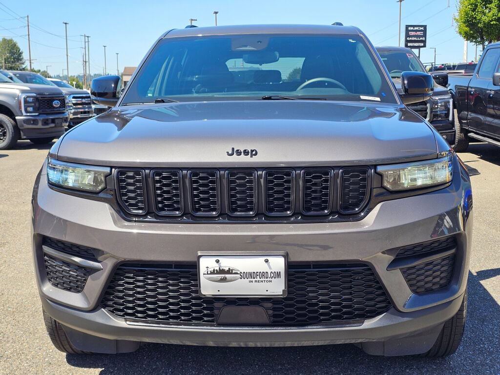 Used 2024 Jeep Grand Cherokee Altitude AWD/4WD image 2