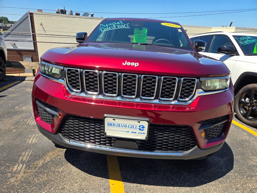 Used 2025 Jeep Grand Cherokee Laredo X w/ Luxury Tech Group I AWD/4WD image 4
