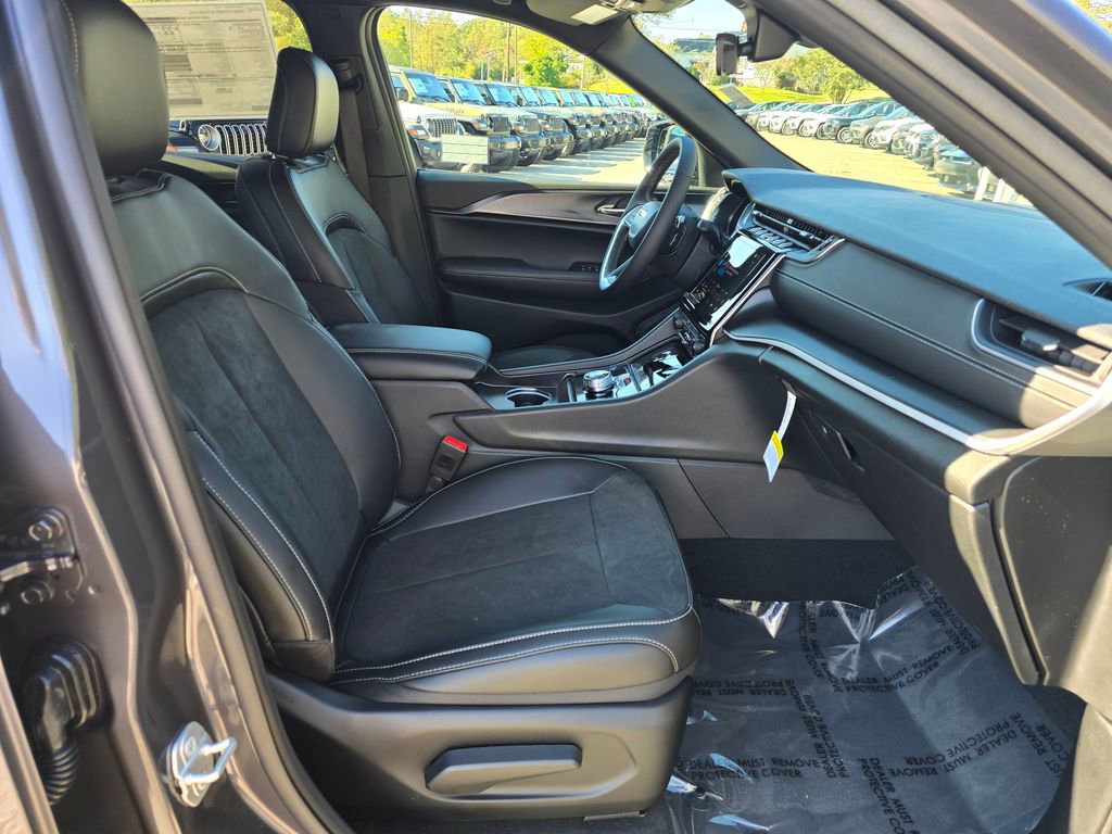 New 2025 Jeep Grand Cherokee Altitude image 26