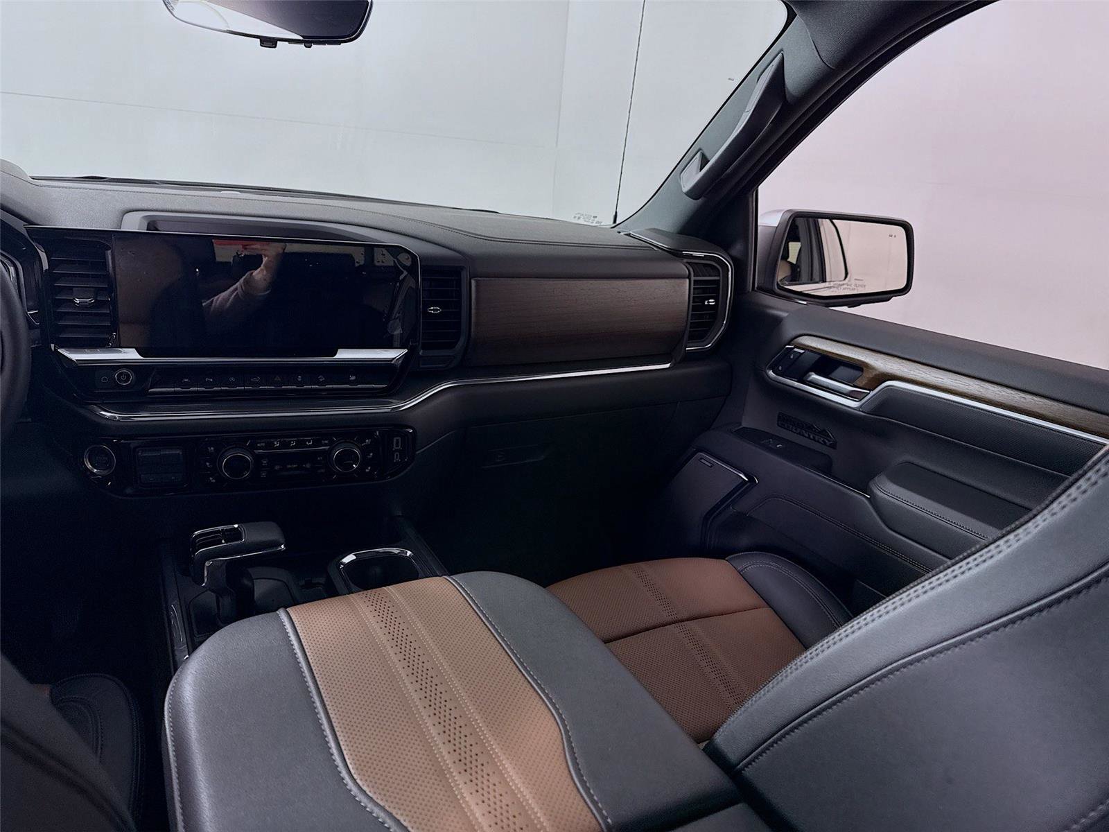 Used 2025 Chevrolet Silverado 1500 High Country w/ Technology Package image 18