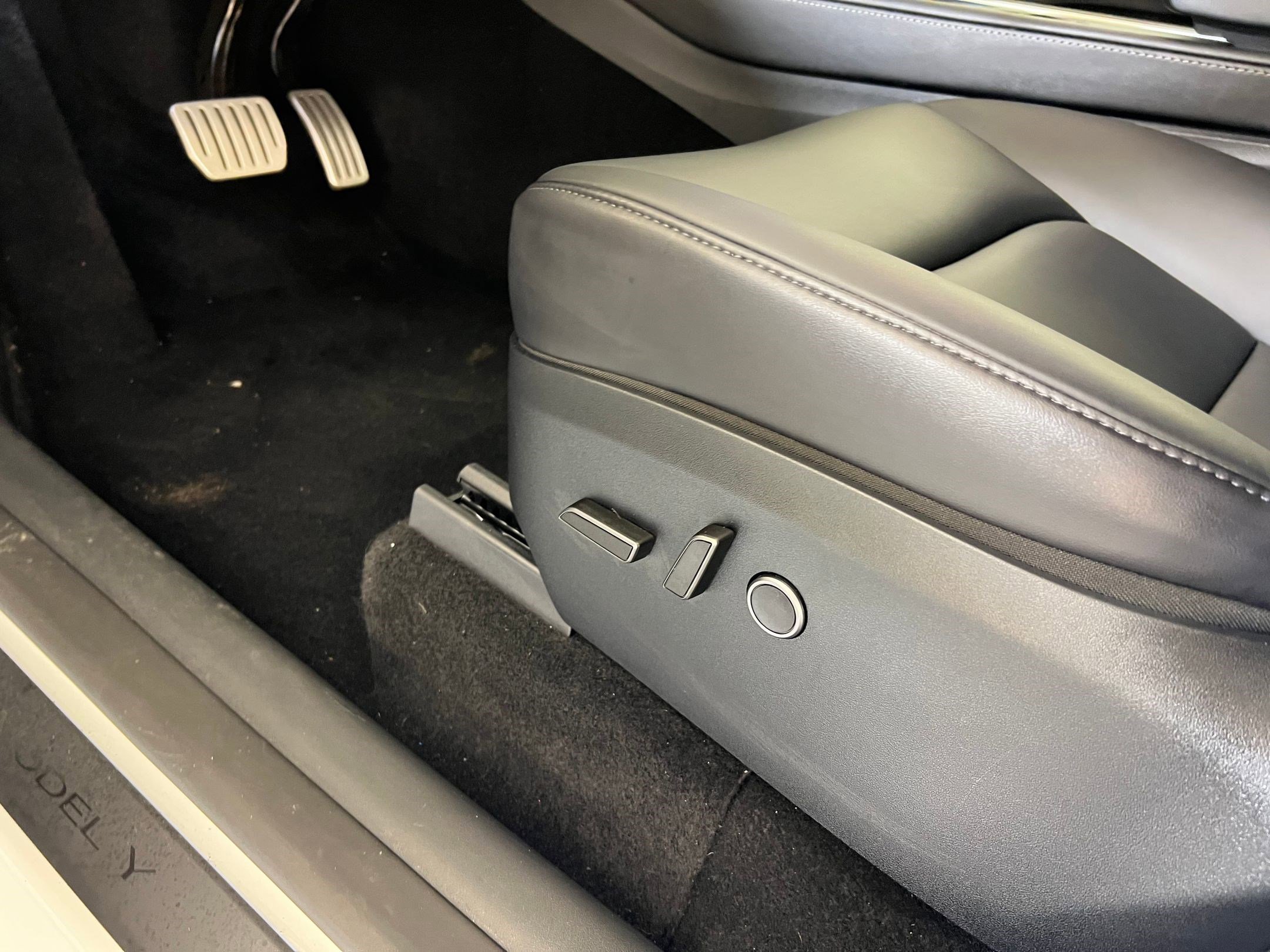 Used 2025 Tesla Model Y Performance image 13