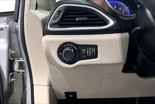 Used 2022 Chrysler Voyager LX image 39