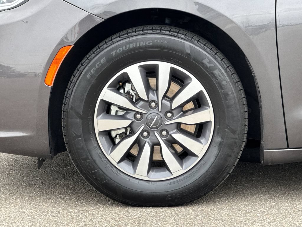 Used 2023 Chrysler Pacifica Touring-L FWD image 31