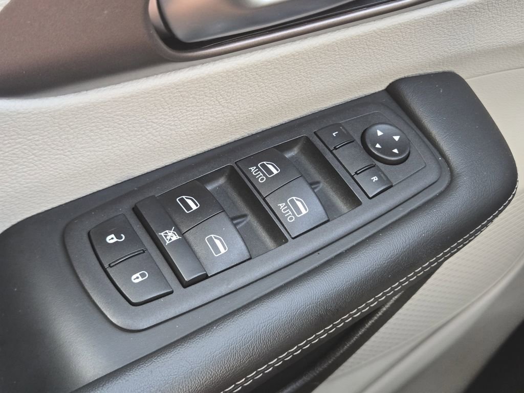 Used 2023 Chrysler Voyager LX image 33