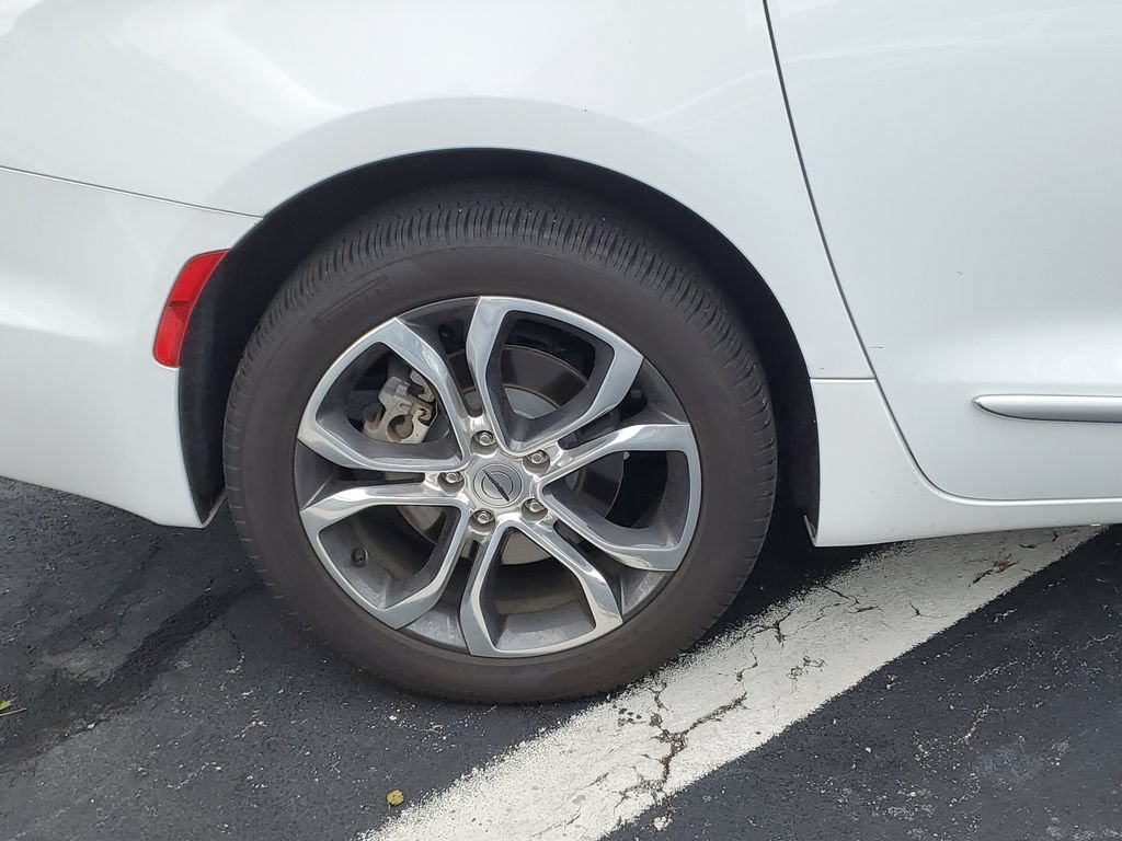 Certified 2024 Chrysler Pacifica Pinnacle AWD/4WD image 5