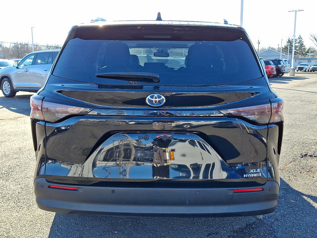 Used 2024 Toyota Sienna XLE image 25