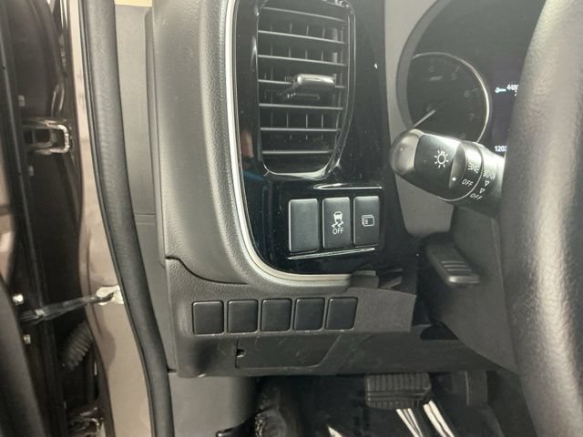 Used 2016 Mitsubishi Outlander SE FWD image 26