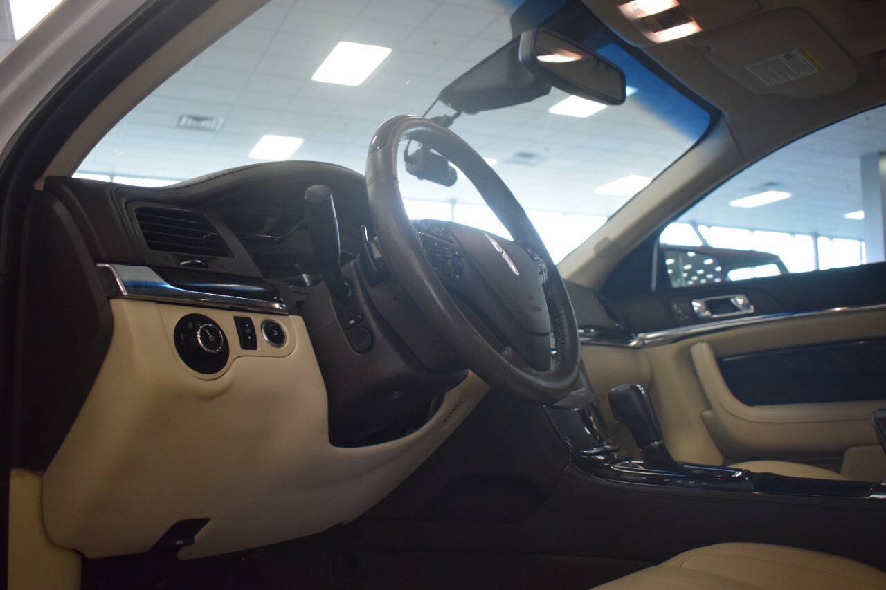 Used 2013 Lincoln MKS AWD image 38