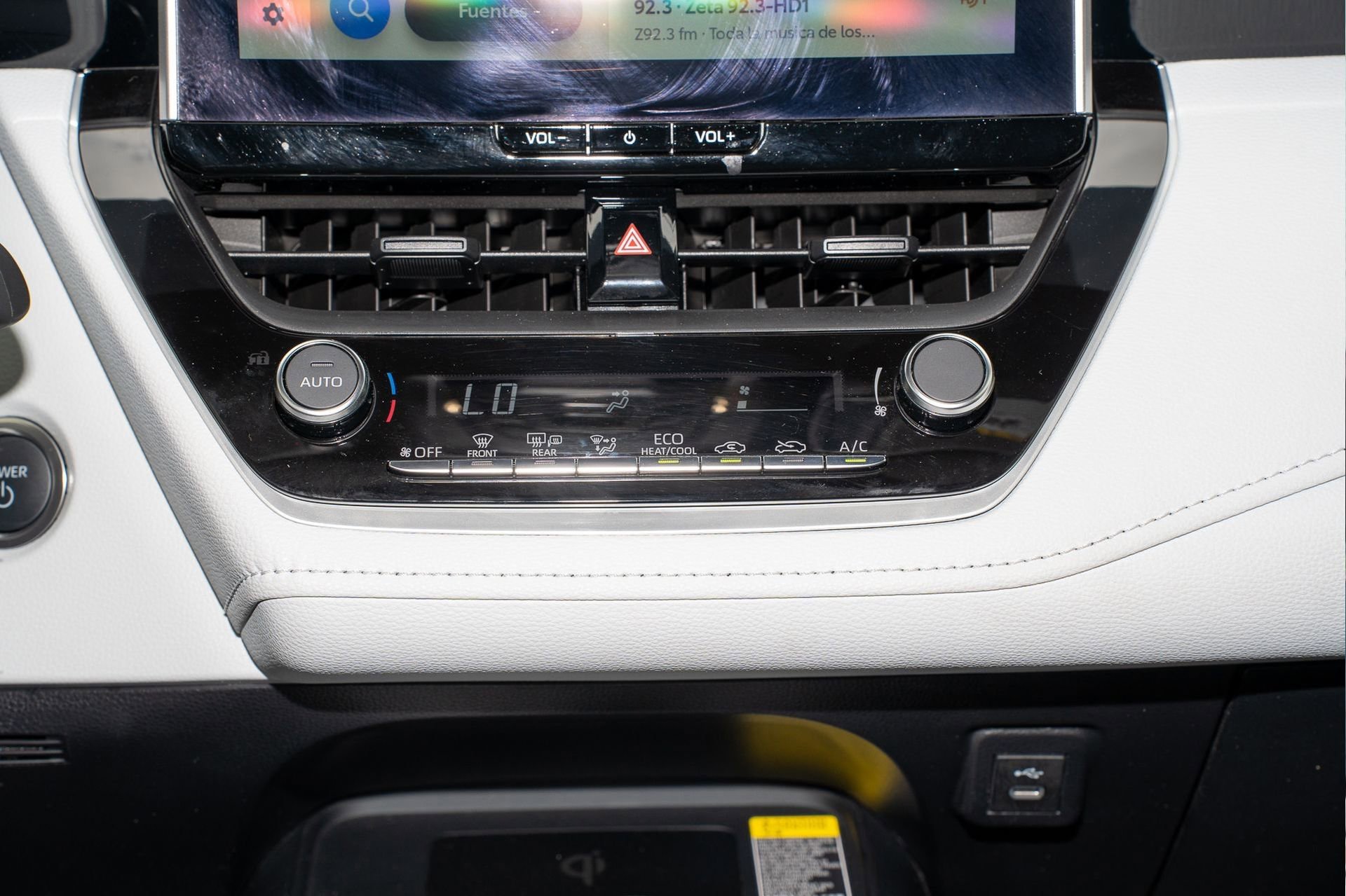 Used 2025 Toyota Corolla SE w/ SE Premium Package image 23