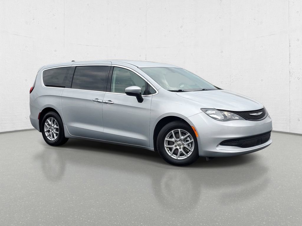 Used 2022 Chrysler Voyager LX image 2