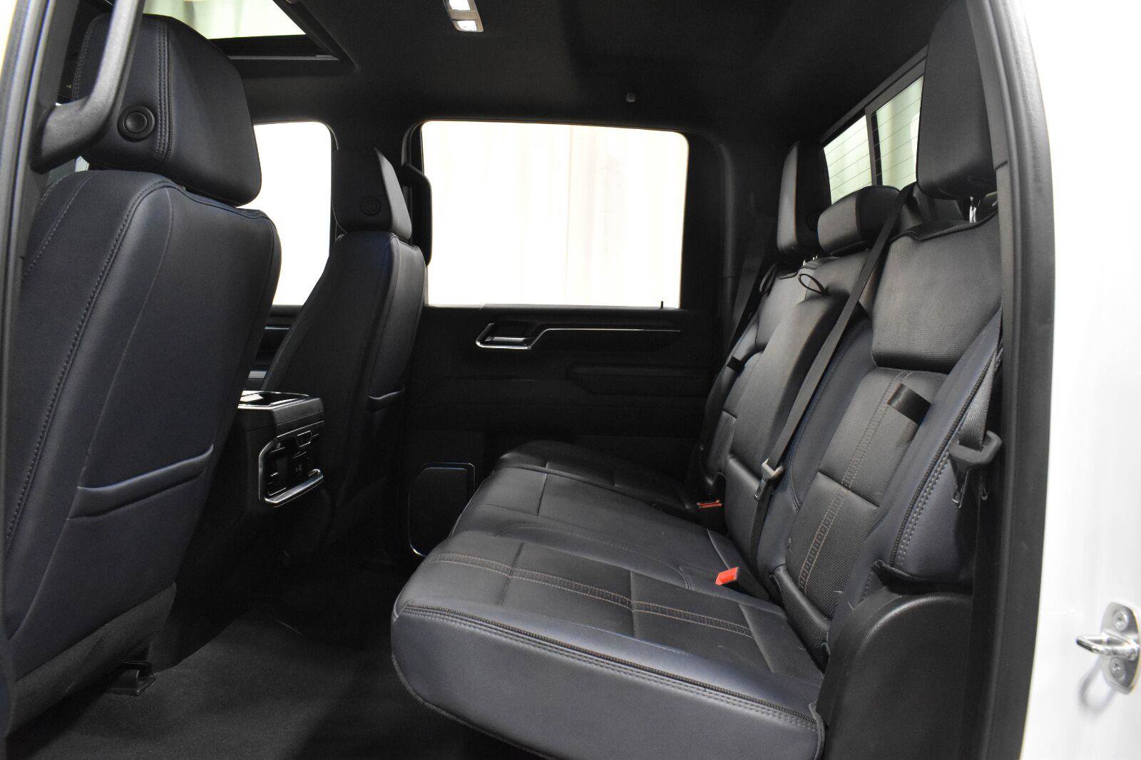 Used 2024 Chevrolet Silverado 3500 High Country w/ High Country Premium Package AWD/4WD image 4