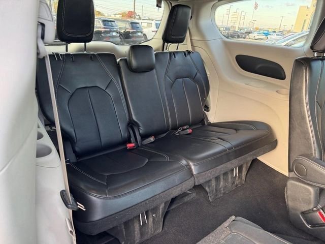 Used 2024 Chrysler Pacifica Touring-L FWD image 12