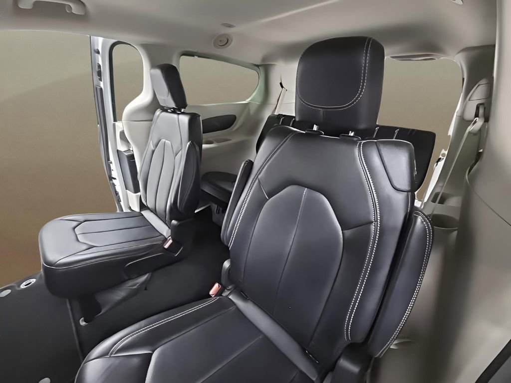 Used 2024 Chrysler Pacifica Touring-L image 15
