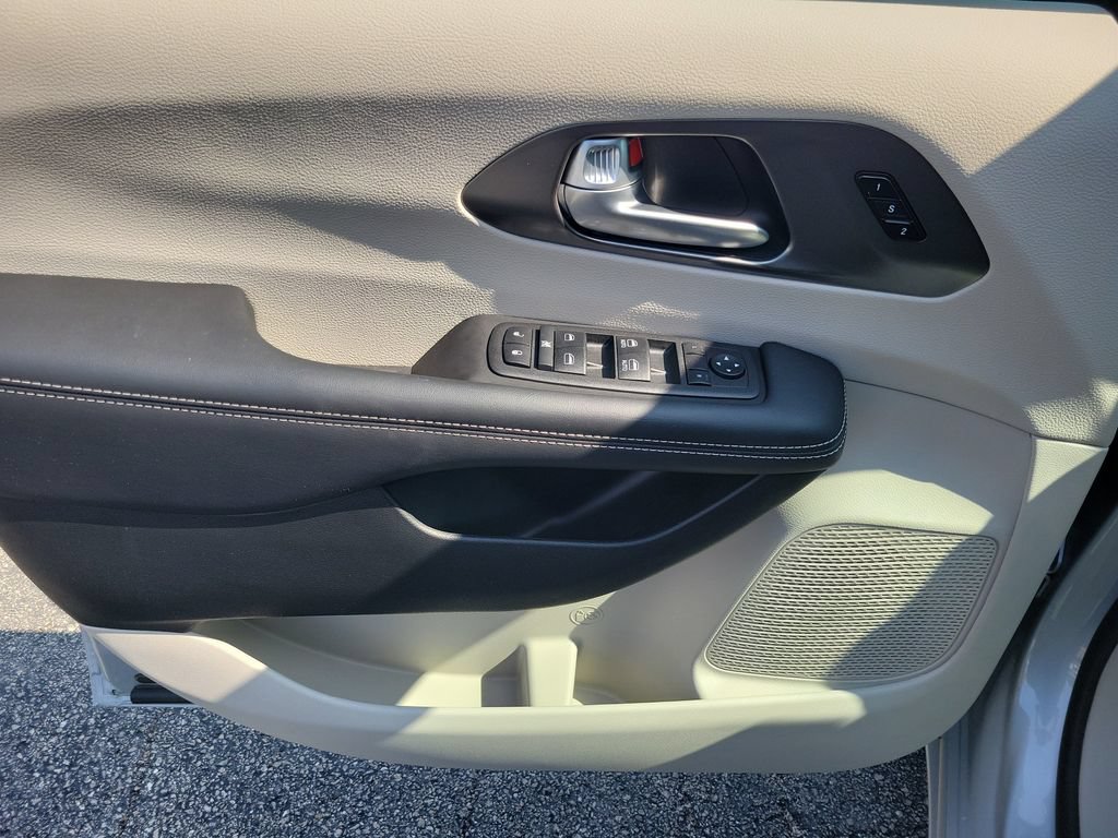 Certified 2024 Chrysler Pacifica Touring-L FWD image 17