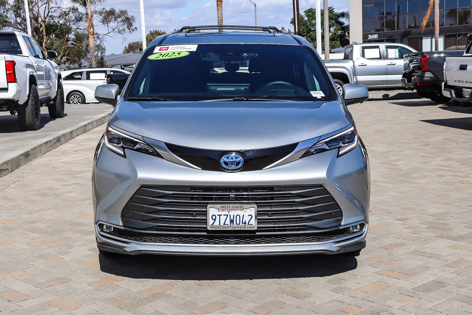 Used 2025 Toyota Sienna Platinum image 2