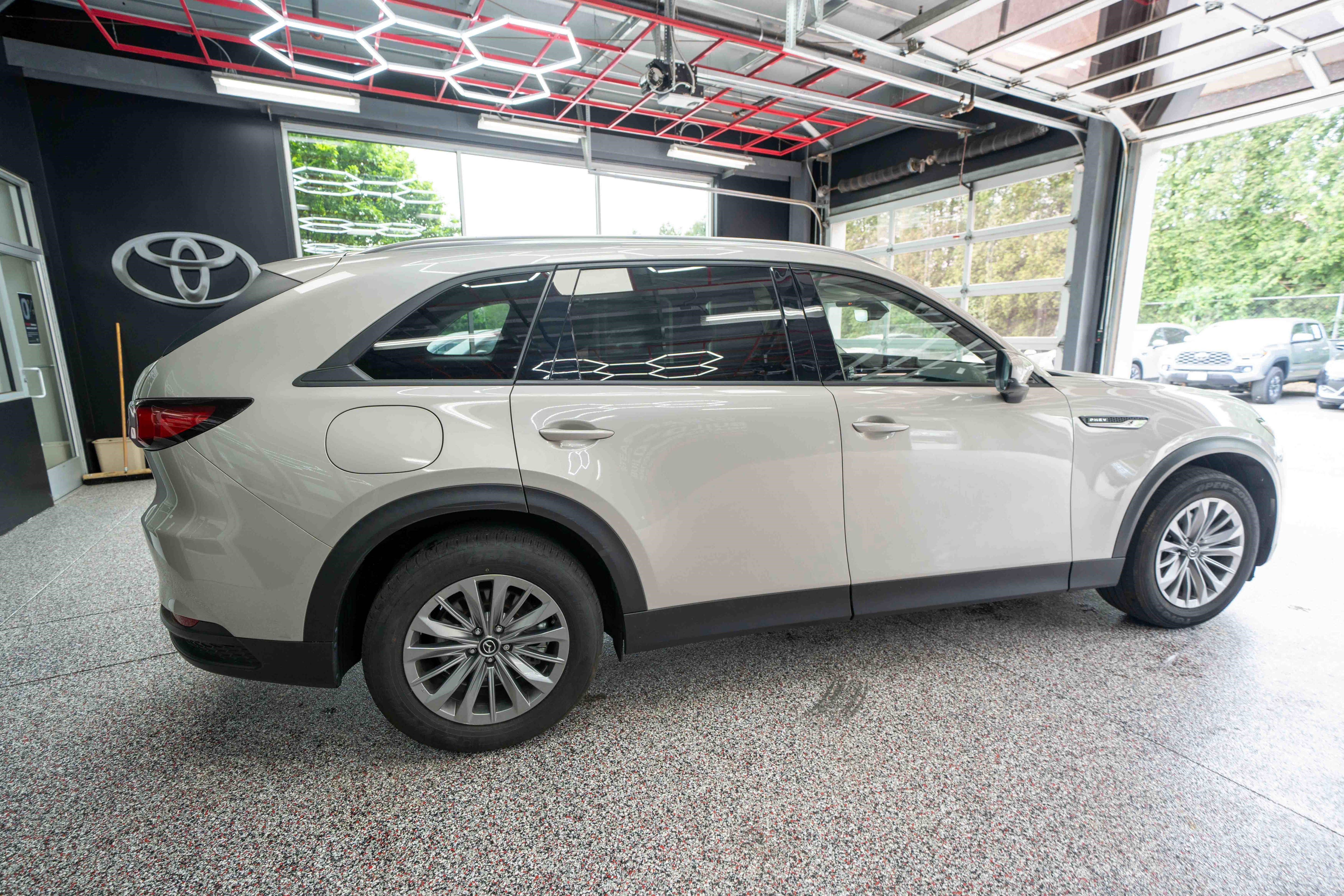 Used 2024 MAZDA CX-90 Plug-In Hybrid w/ Preferred AWD/4WD image 4