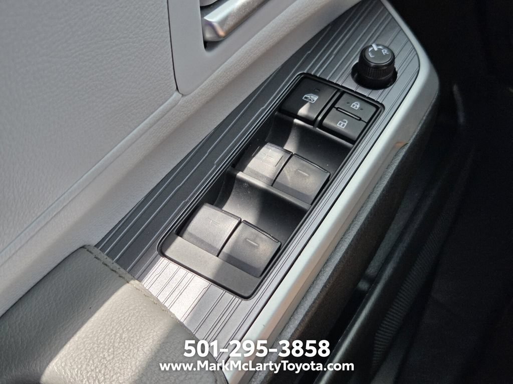 Used 2025 Toyota Sienna XLE FWD image 26