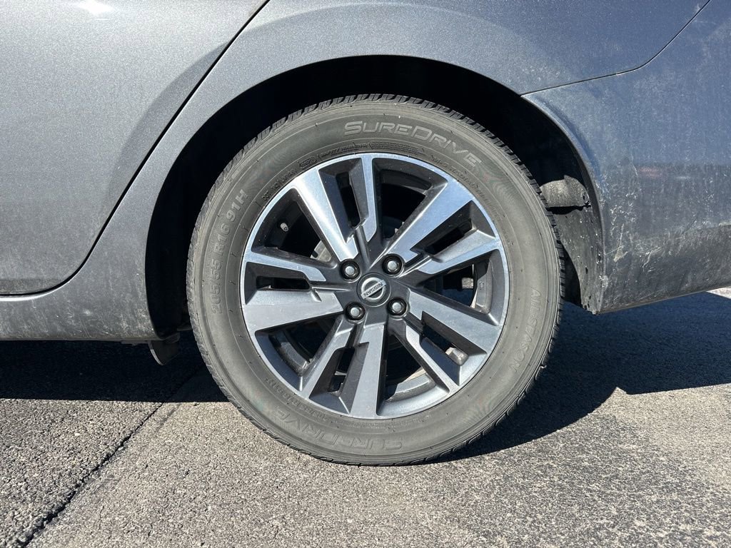 Used 2021 Nissan Versa SV image 5