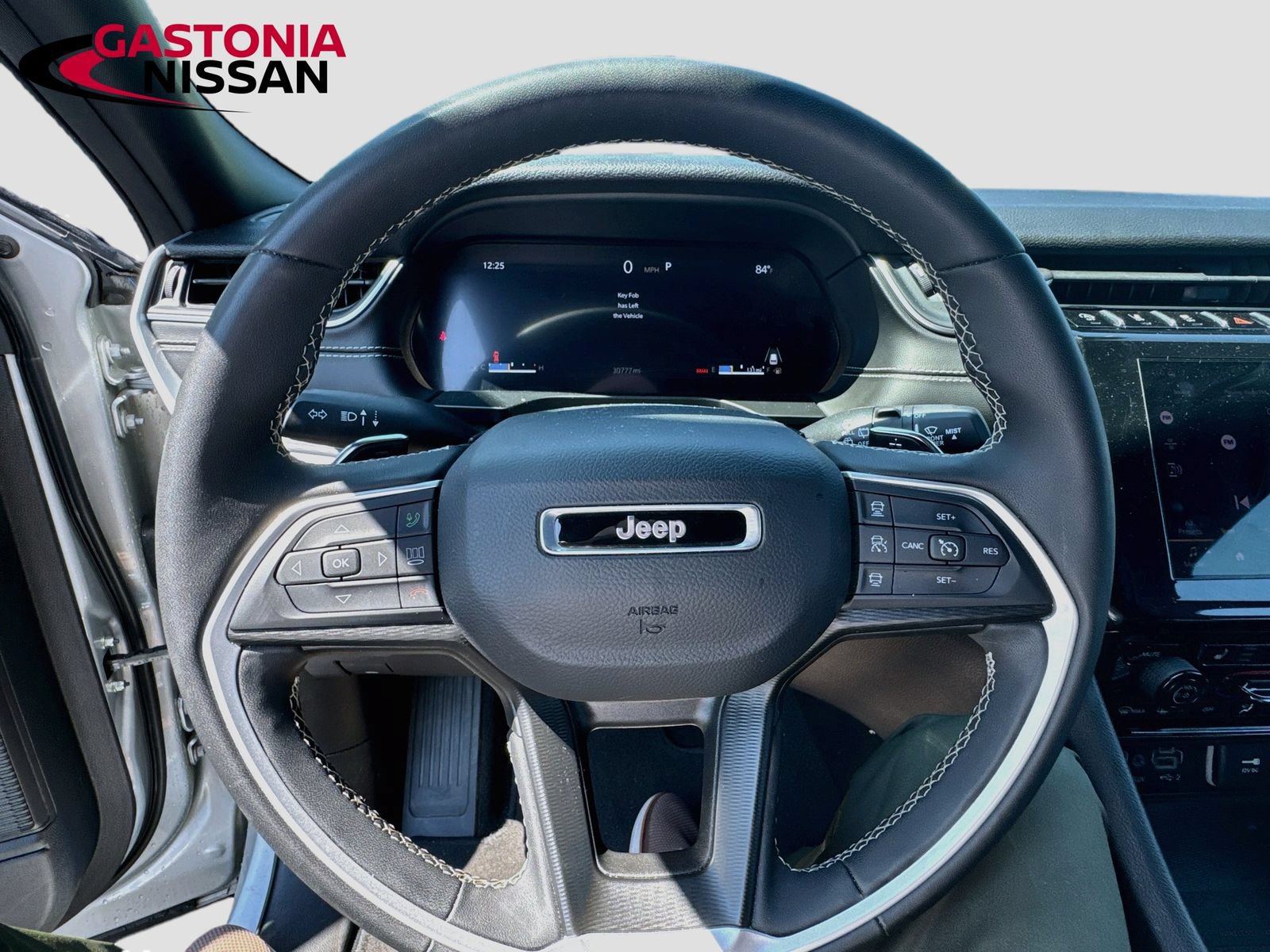 Used 2025 Jeep Grand Cherokee Altitude AWD/4WD image 14