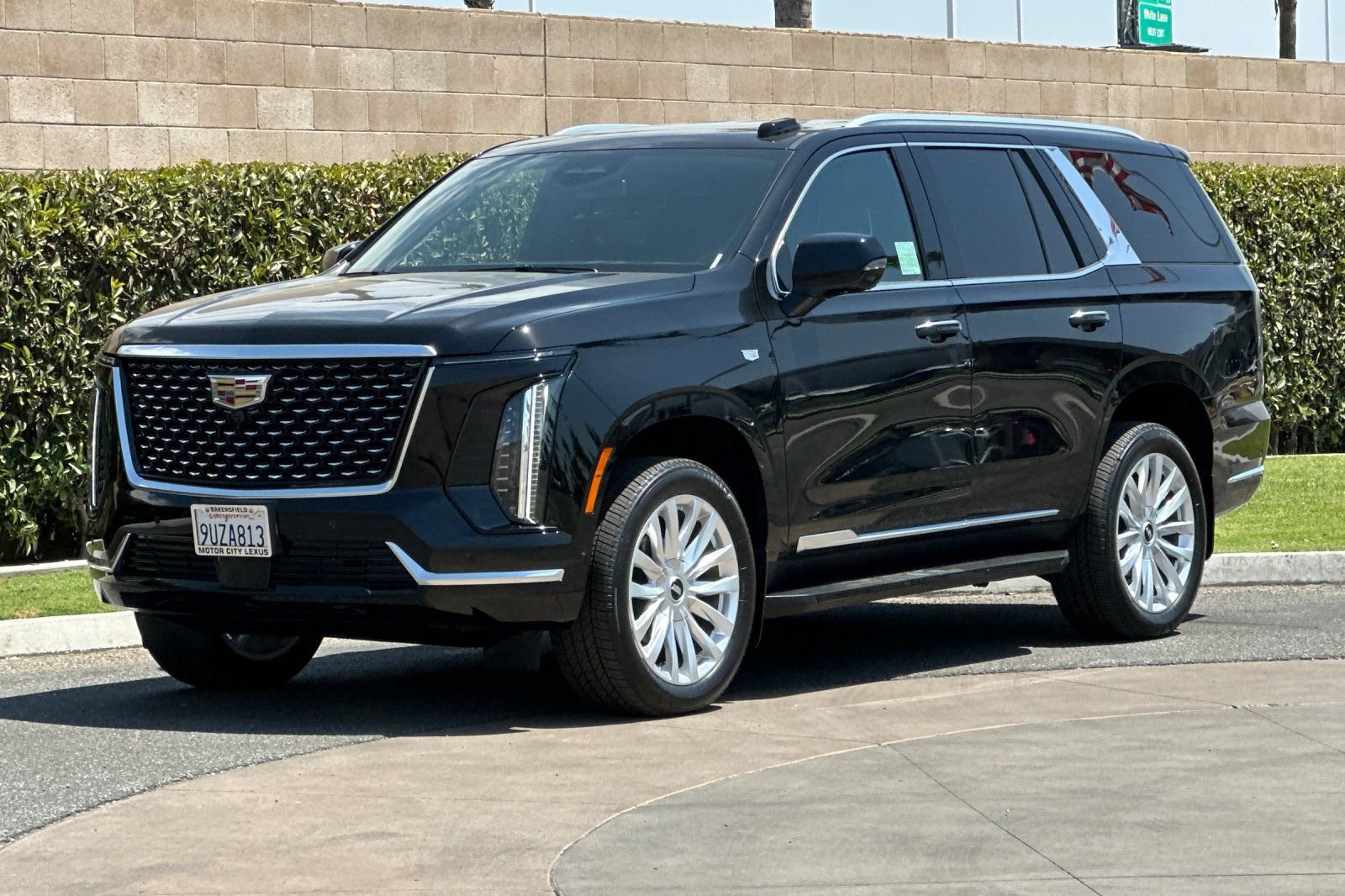 Used 2025 Cadillac Escalade Luxury w/ LPO, Floor Liner Package RWD image 8