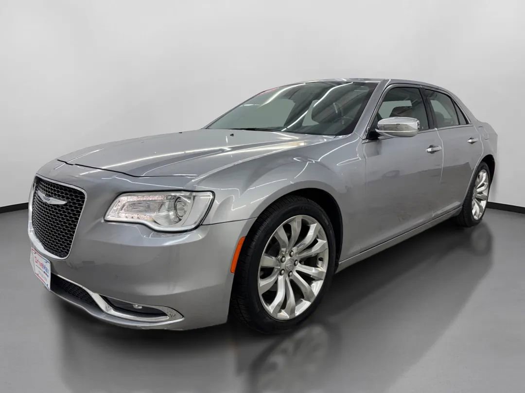 Used 2017 Chrysler 300 C image 4