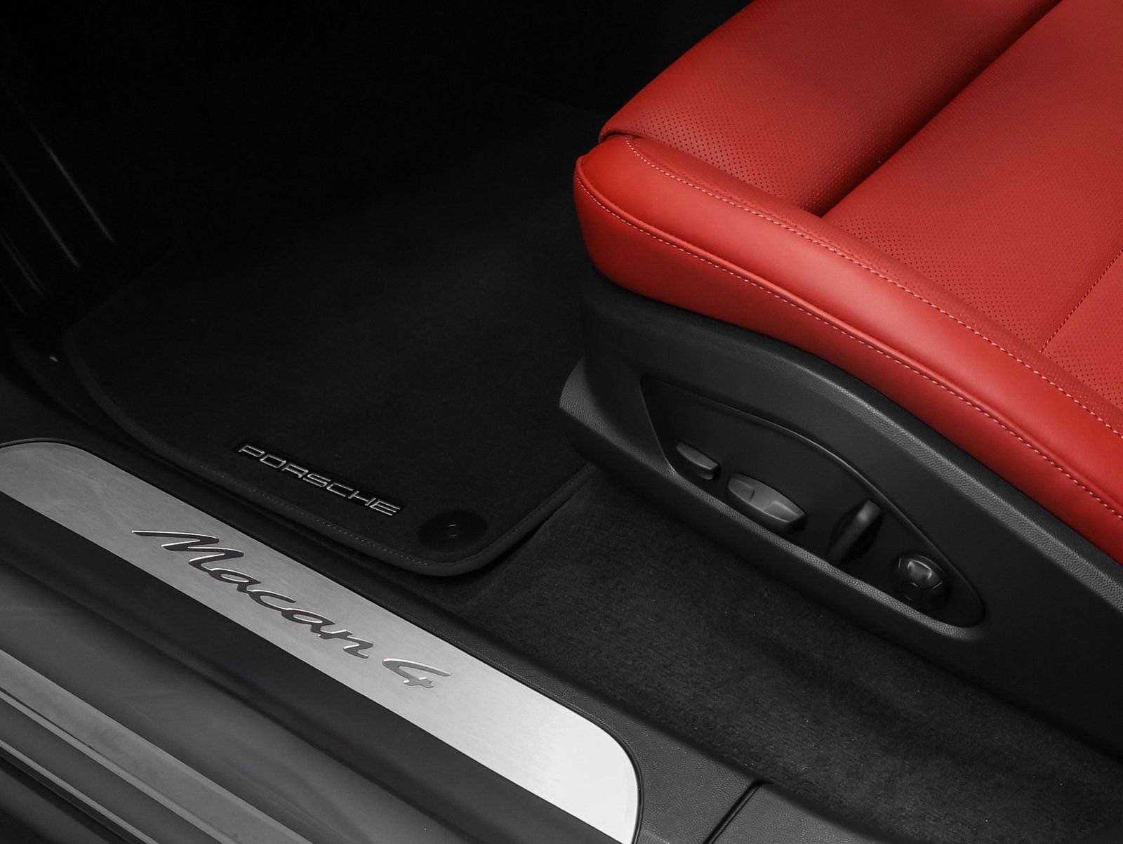 New 2026 Porsche Macan 4 Electric image 30