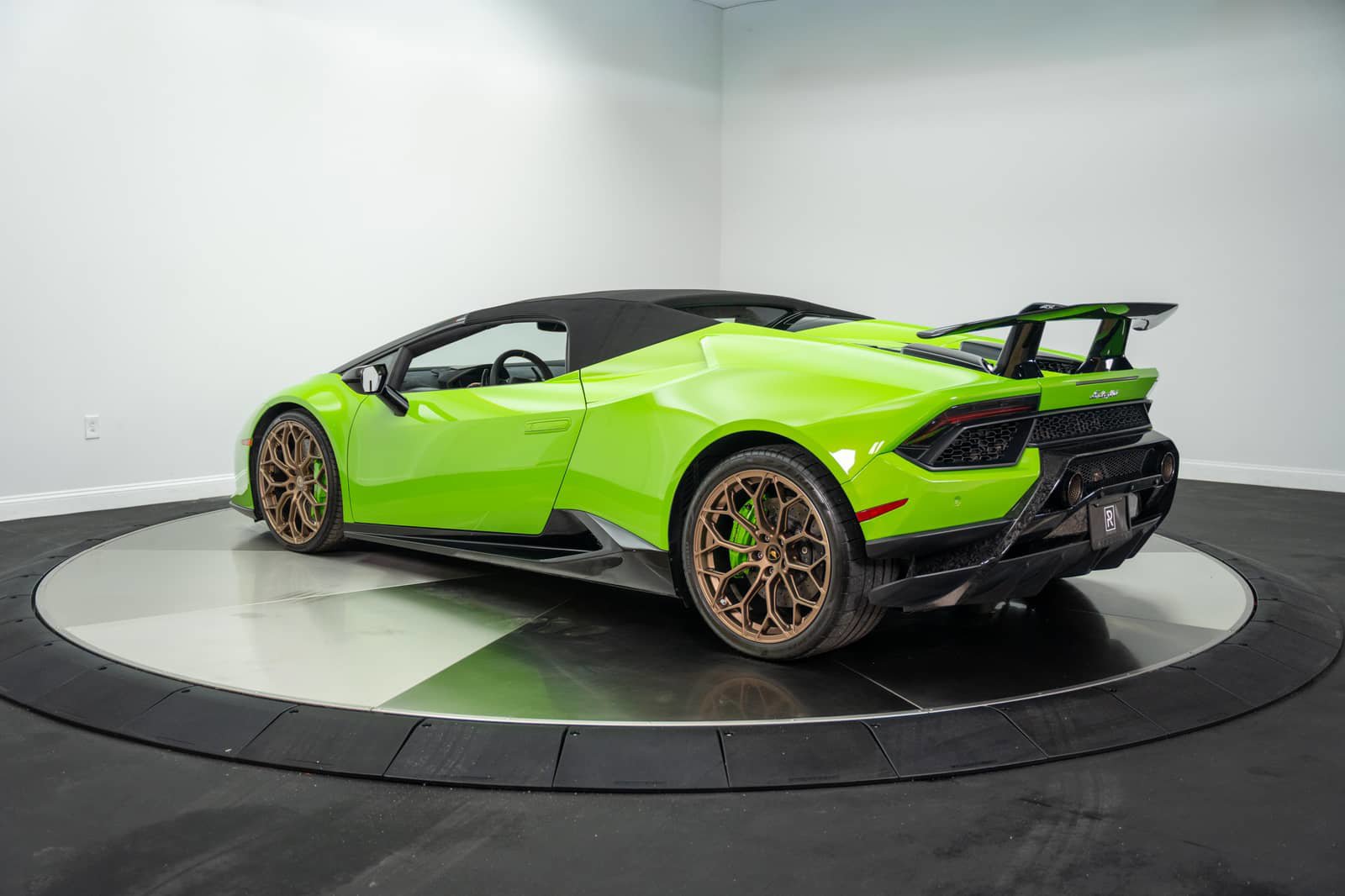 Used 2019 Lamborghini Huracan Performante AWD/4WD image 7