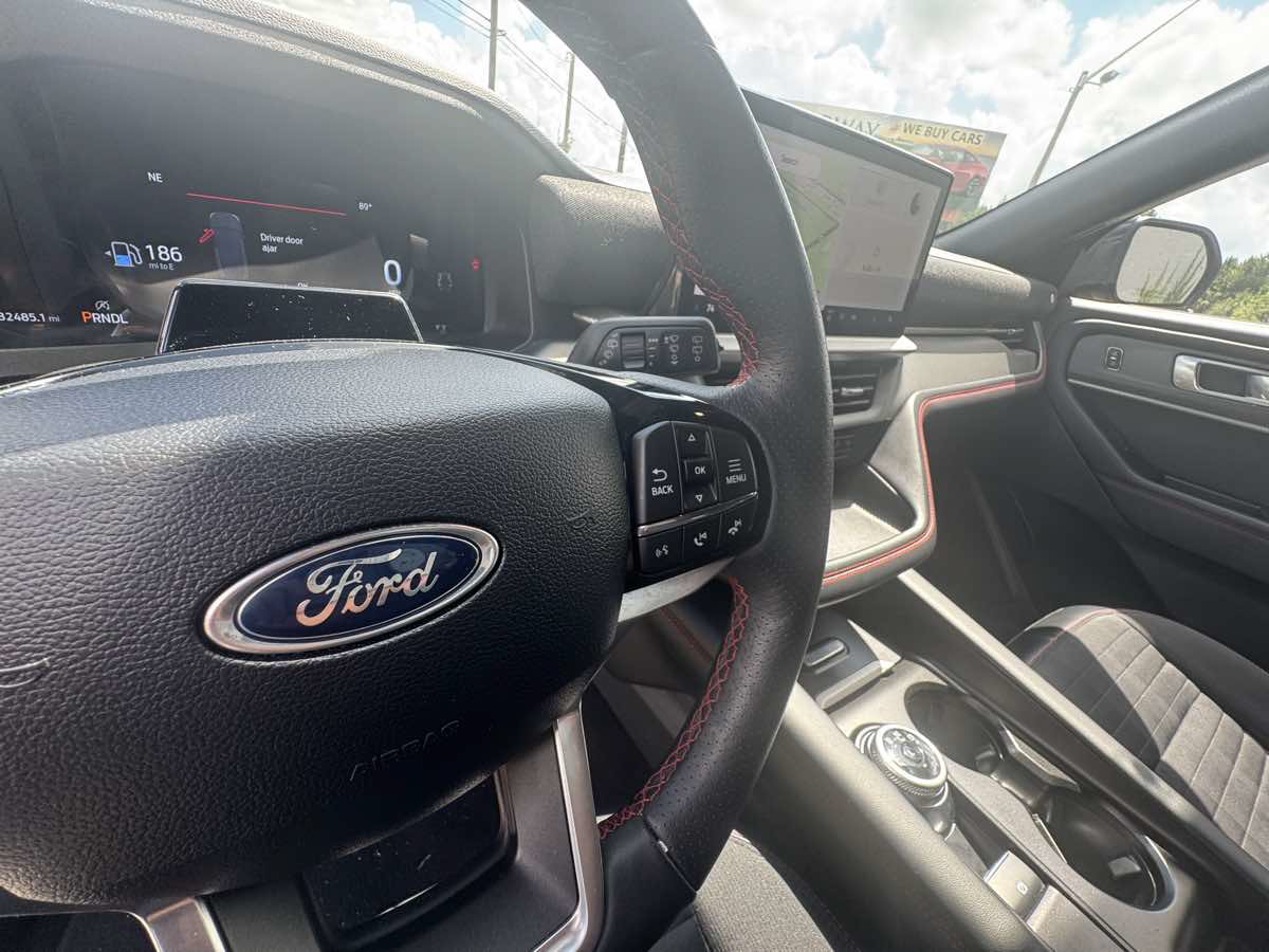 Used 2025 Ford Explorer ST-Line w/ ST-Line Street Pack AWD/4WD image 17