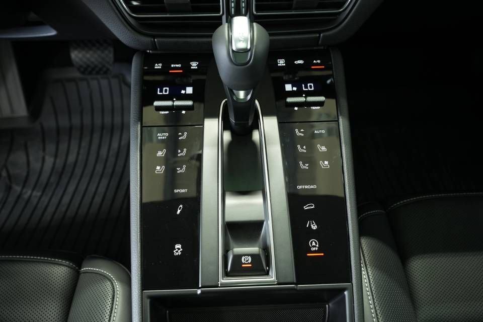 Certified 2025 Porsche Macan AWD/4WD image 23