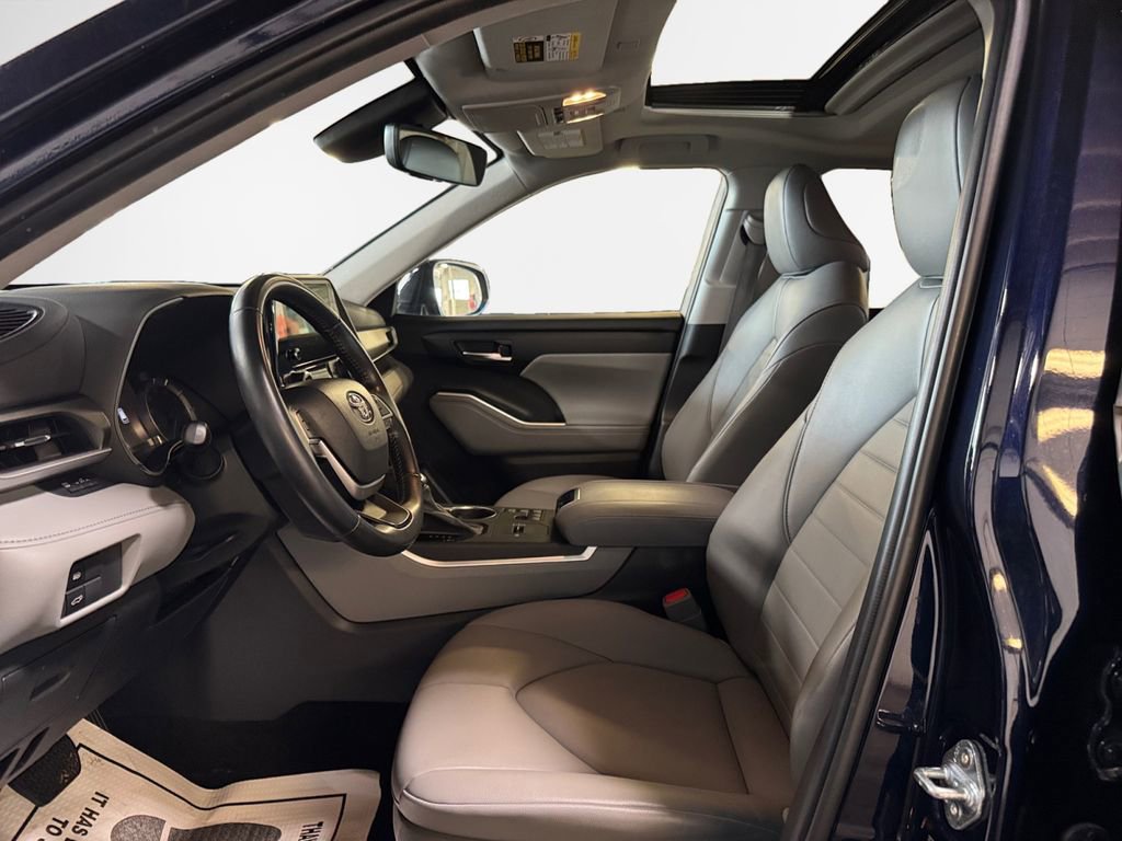 Used 2023 Toyota Highlander XLE image 12