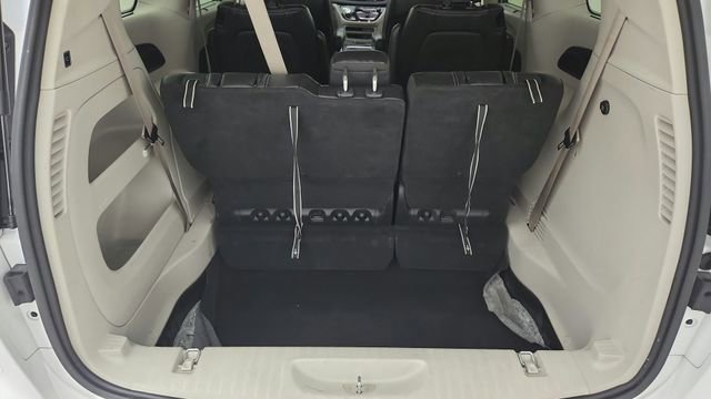Used 2022 Chrysler Pacifica Touring-L image 34