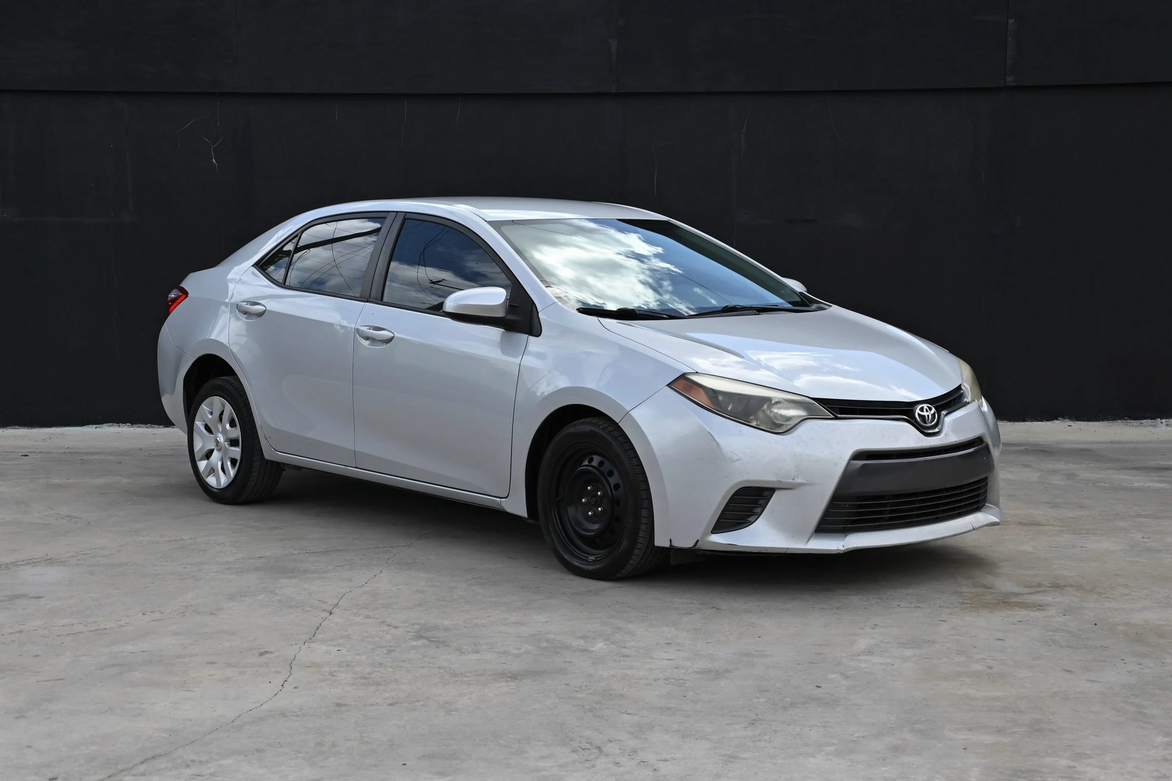 Used 2015 Toyota Corolla LE FWD image 3
