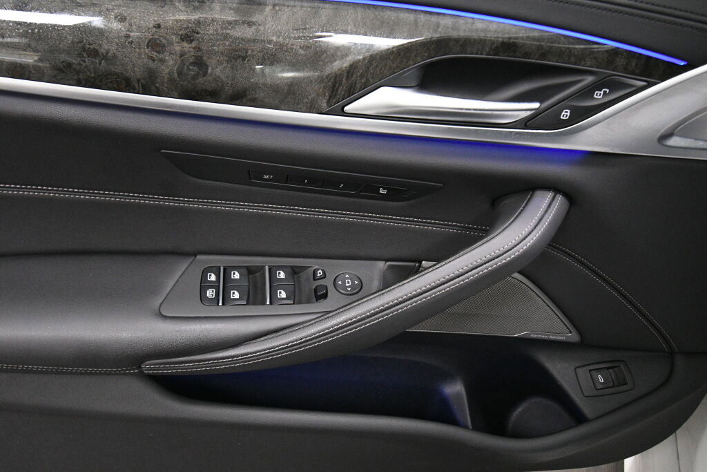 Used 2022 BMW M550i xDrive w/ Executive Package image 12