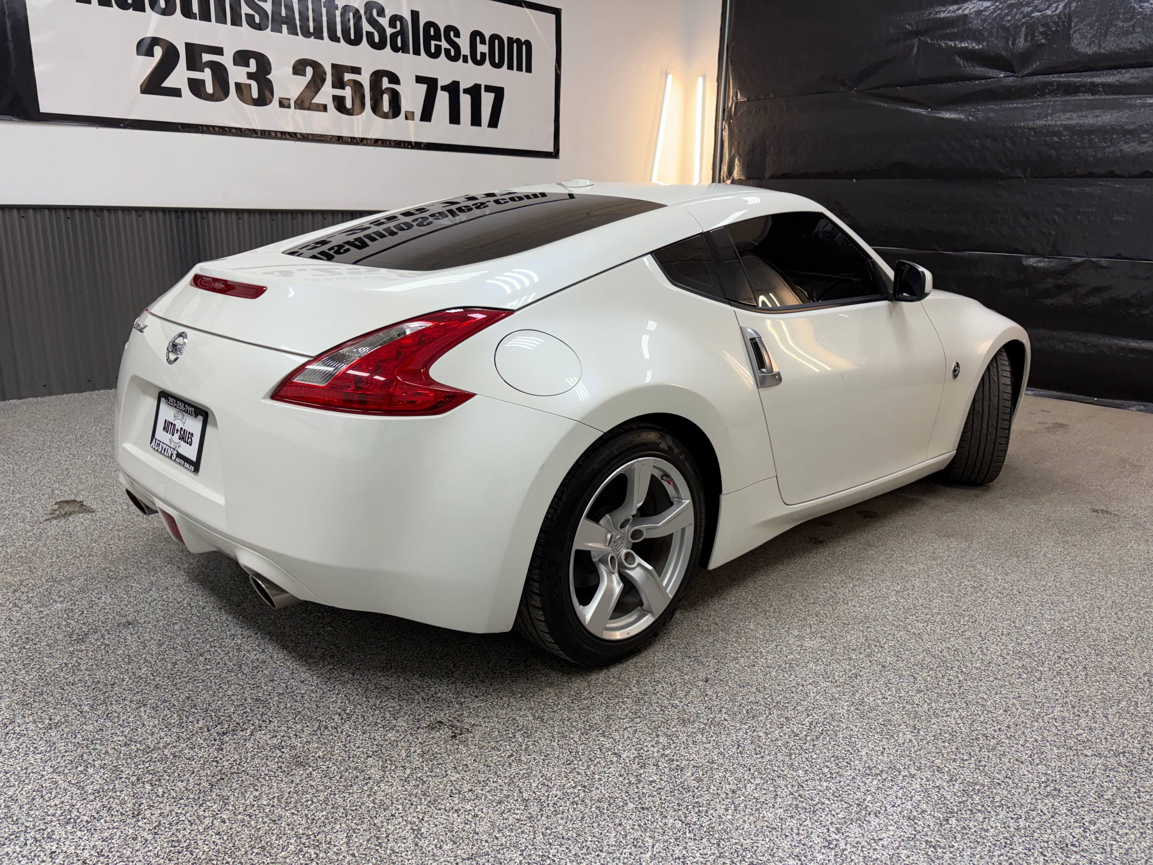 Used 2012 Nissan 370Z Touring RWD image 3