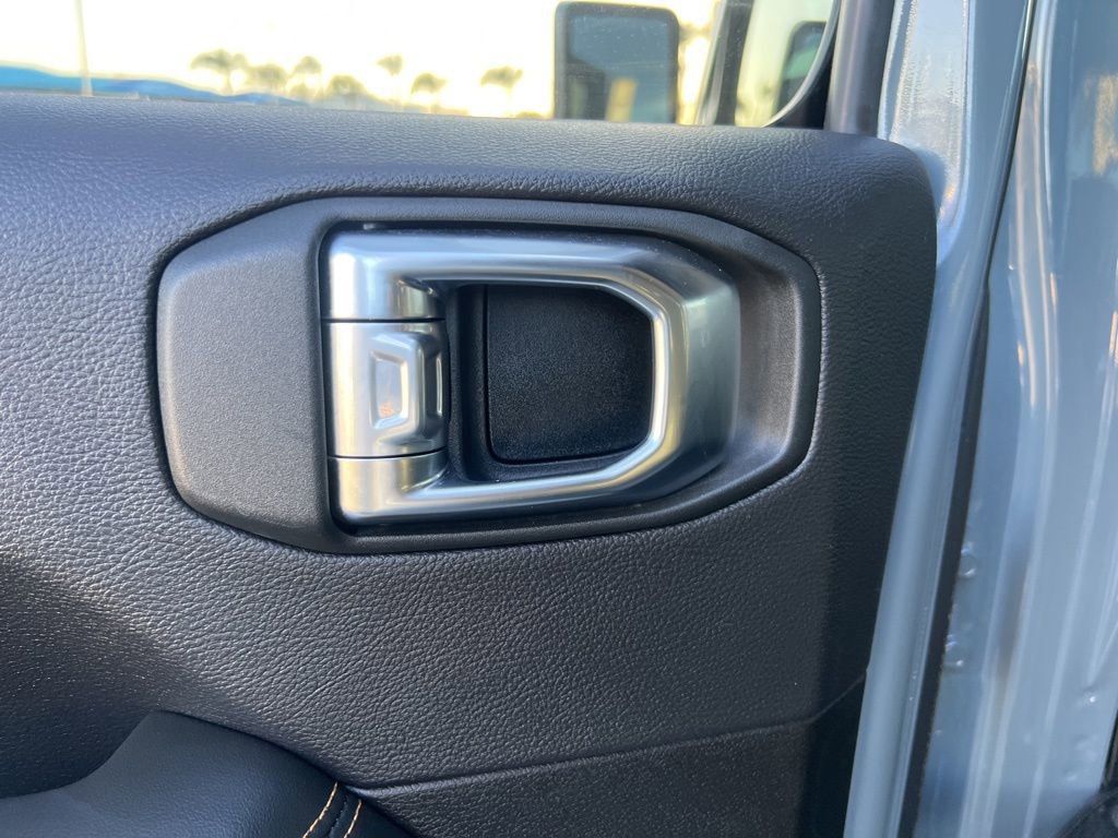 Used 2025 Jeep Wrangler Unlimited Sahara AWD/4WD image 32