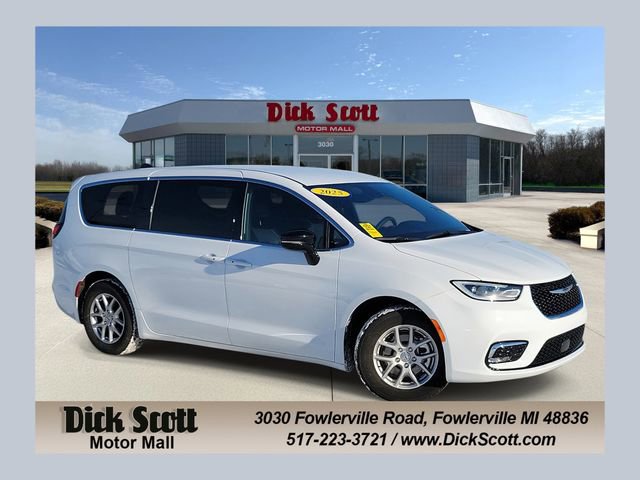 Used 2025 Chrysler Pacifica Select