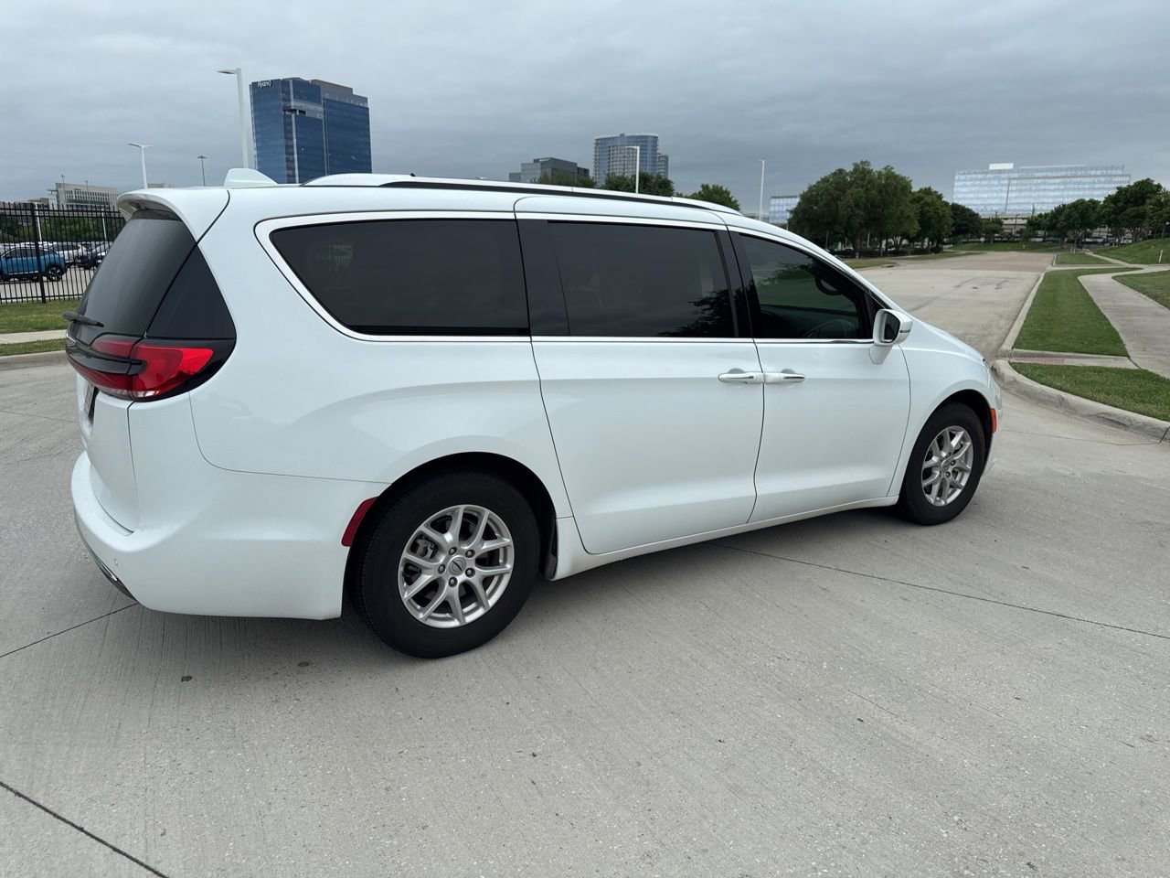 Used 2021 Chrysler Pacifica Touring-L FWD image 3