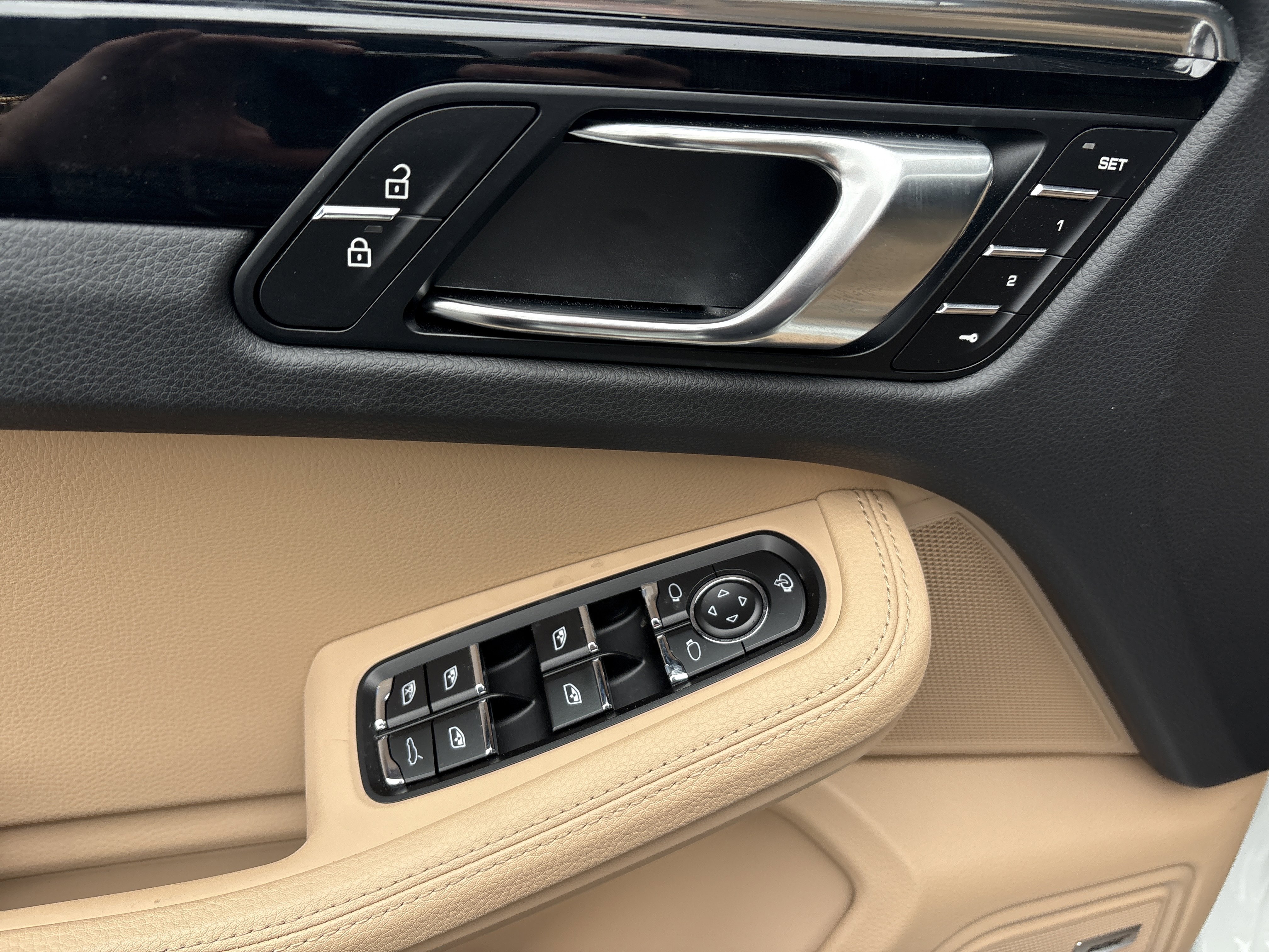 Certified 2025 Porsche Macan image 14