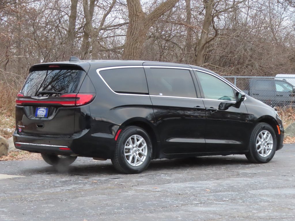Certified 2024 Chrysler Pacifica Touring-L FWD image 3