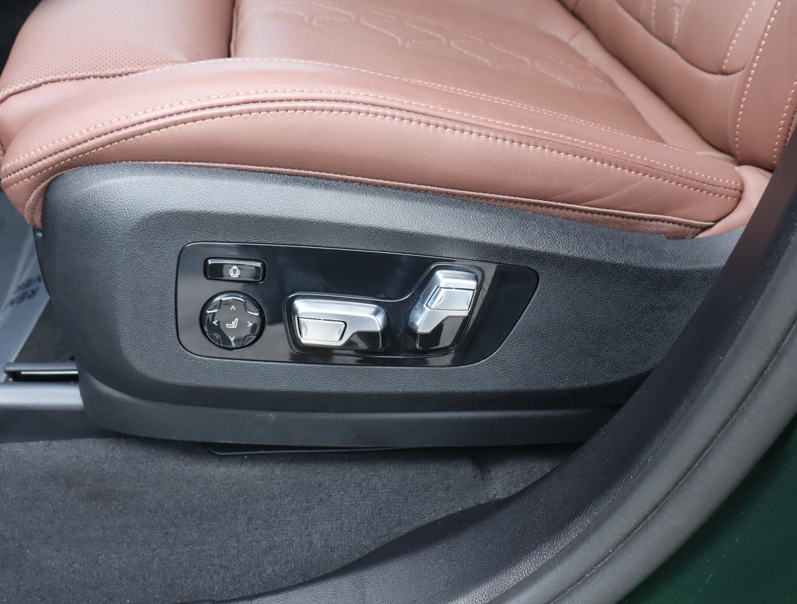 Used 2024 BMW X7 M60i w/ Executive Package image 19