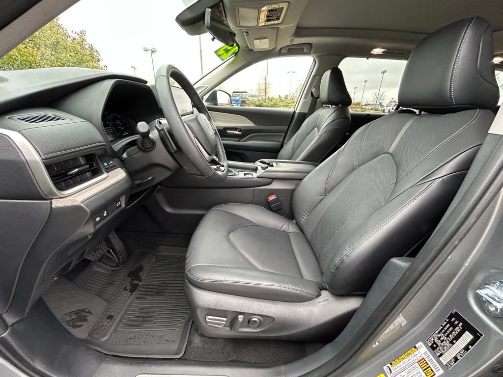 Used 2025 Toyota Grand Highlander AWD image 12