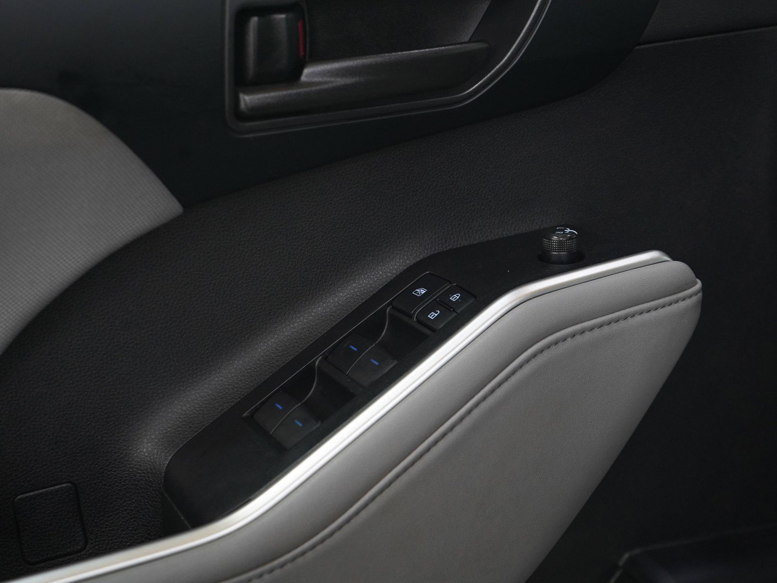 Used 2020 Toyota Highlander LE AWD/4WD image 21