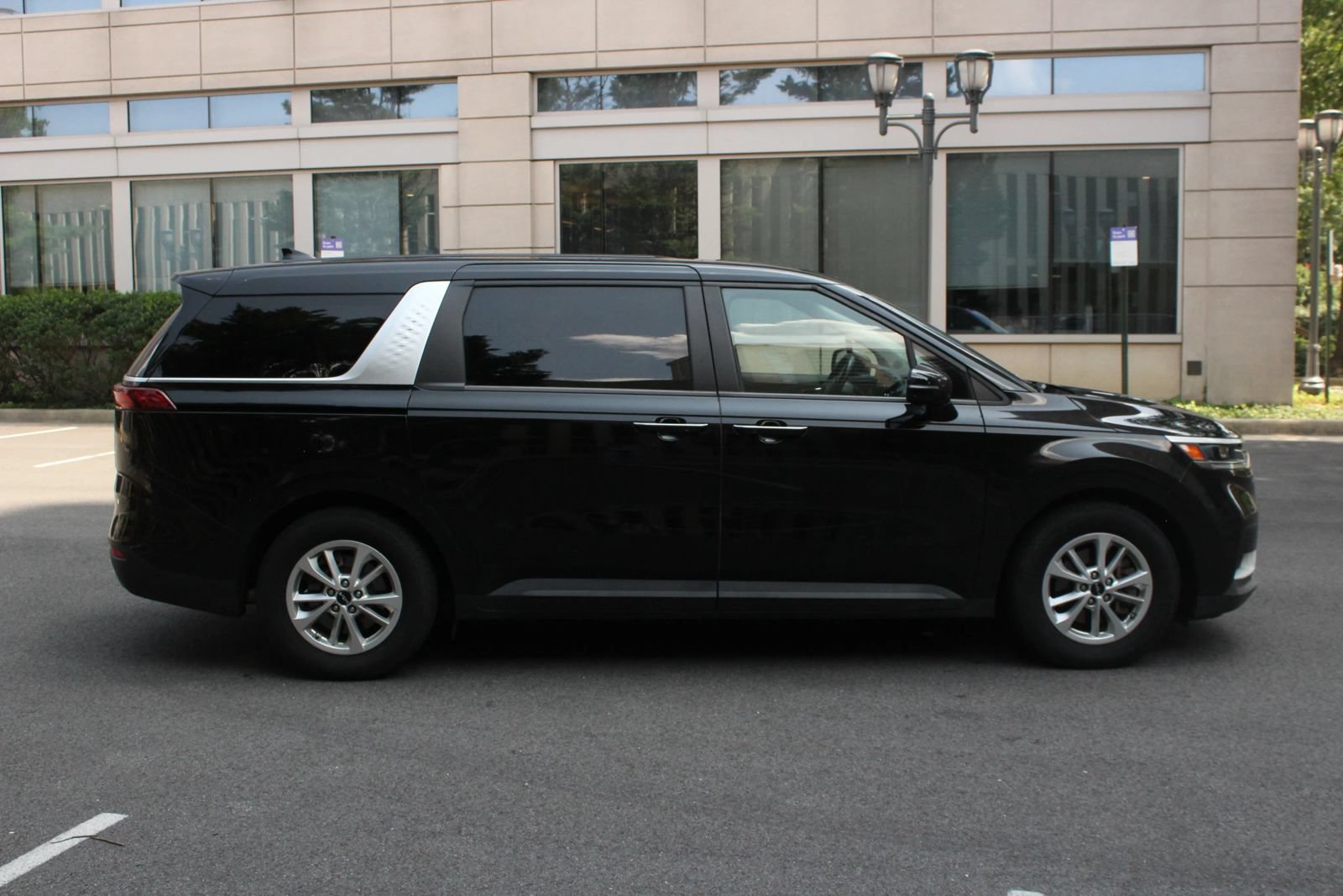 Used 2024 Kia Carnival LX FWD image 6