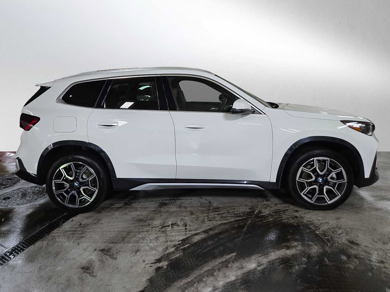 Used 2026 BMW X1 xDrive28i w/ Technology Package AWD/4WD image 2