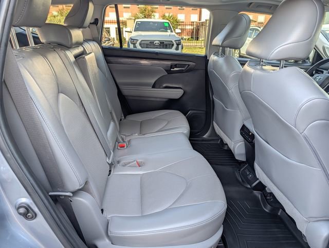 Used 2022 Toyota Highlander Limited image 32