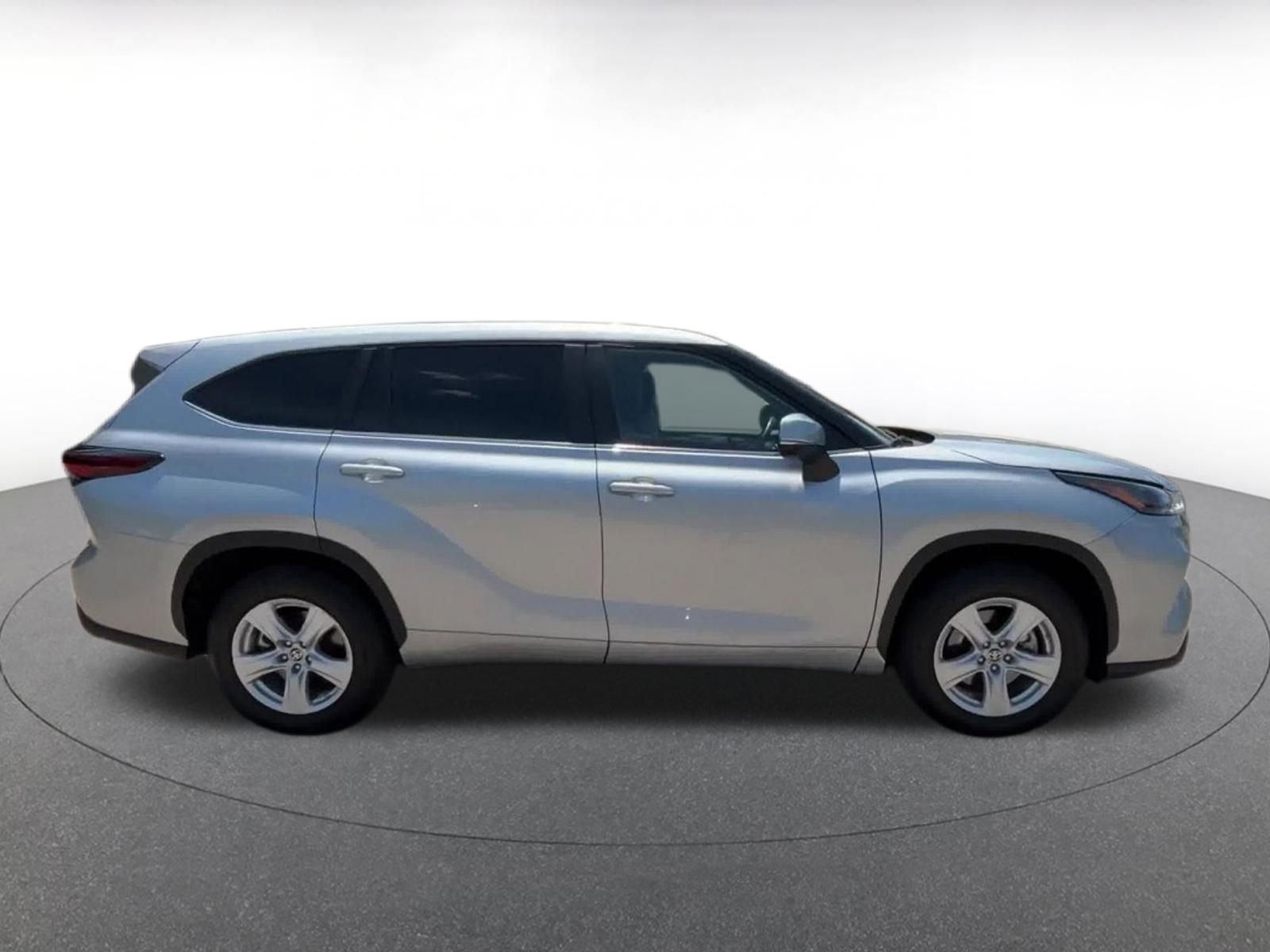 Used 2025 Toyota Highlander LE FWD image 16