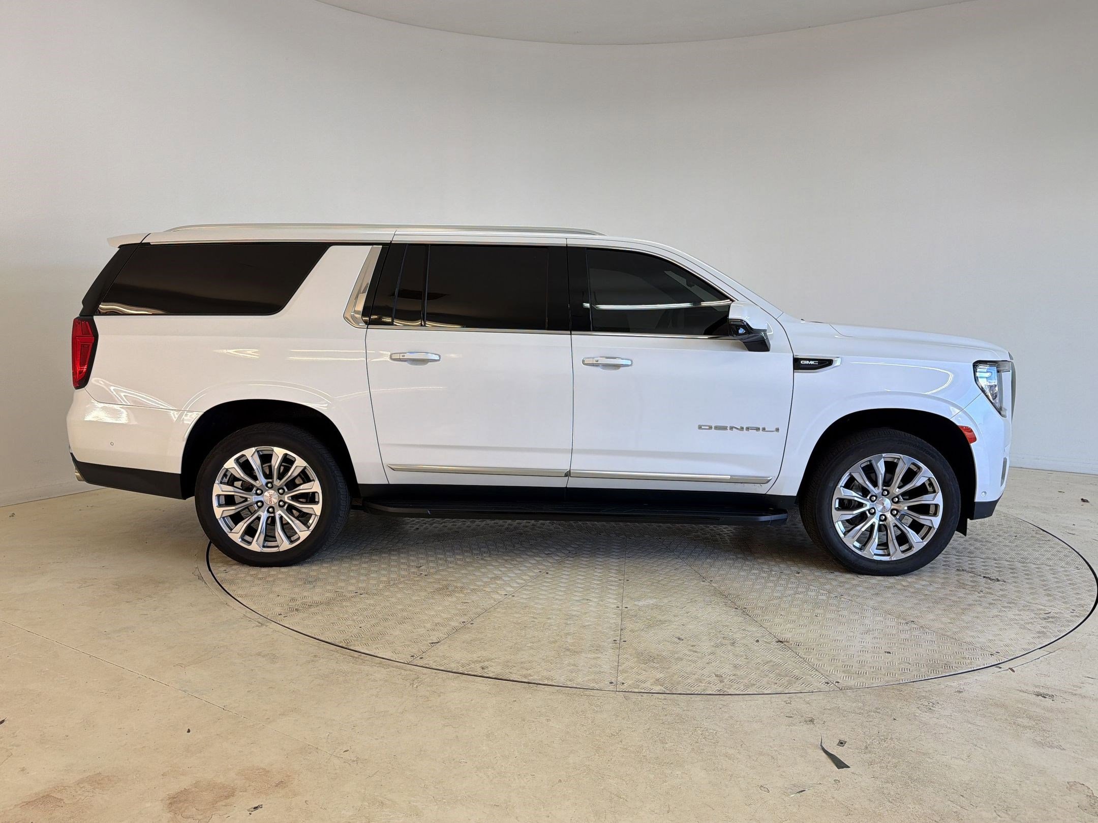 Used 2024 GMC Yukon XL Denali w/ Advanced Technology Package image 8