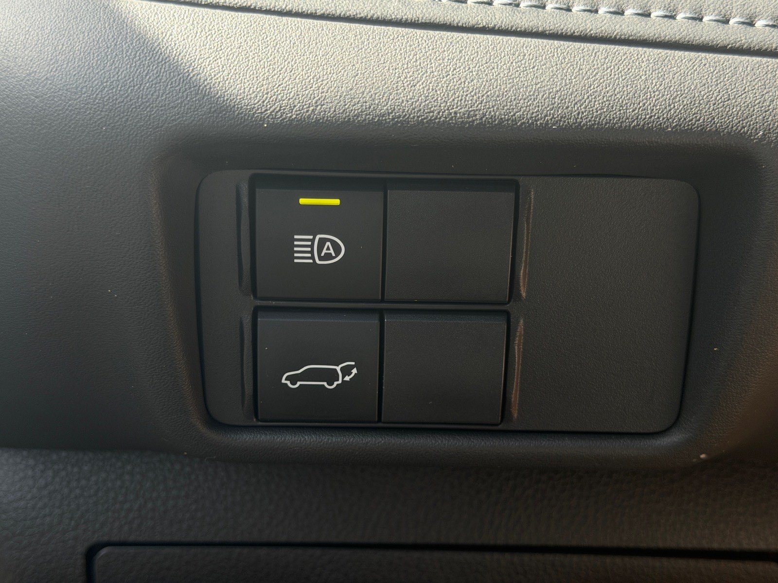 Used 2020 Toyota Highlander XLE FWD image 37